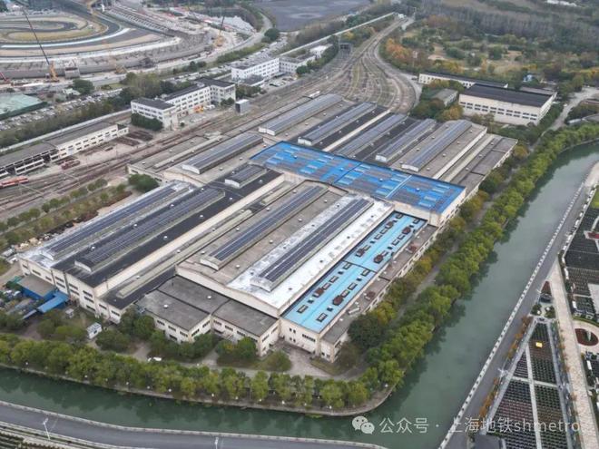 麦冬、三叶草、小灌木与光伏板和谐共处：地铁车库屋顶上的发电站(图4)
