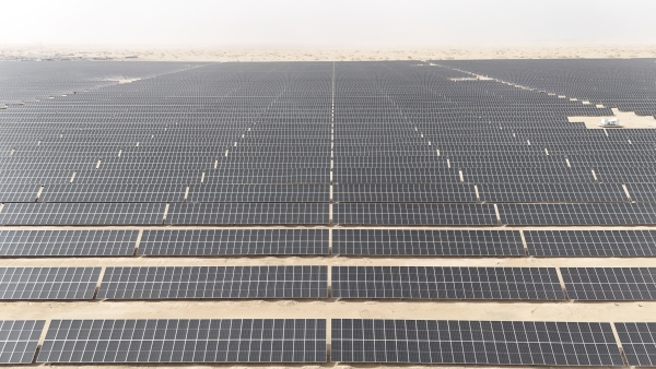 库尔勒：新疆中昆新能源有限公司100MW集中式光伏发电项目并网发电(图2)