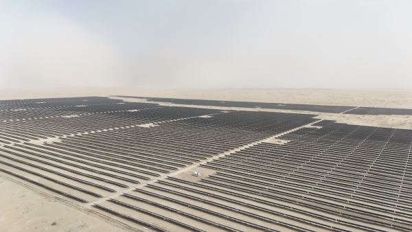 库尔勒：新疆中昆新能源有限公司100MW集中式光伏发电项目并网发电(图4)