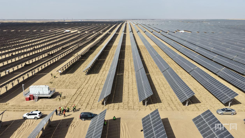 高质量发展看中国｜光伏固沙海让流沙锁定在草方格